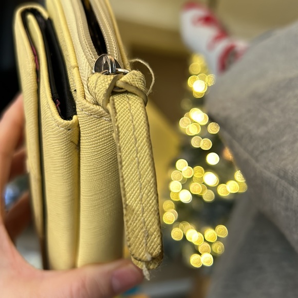 Pastel yellow Kenneth Cole wallet - Picture 6 of 6